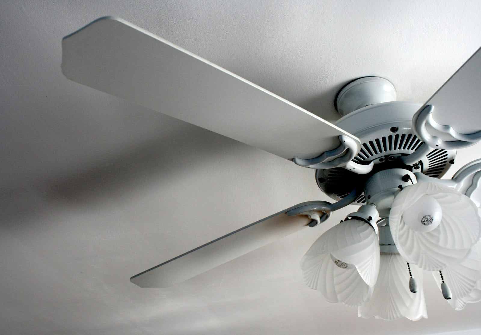 Ventilateur de plafond DC ou AC : lequel choisir ?