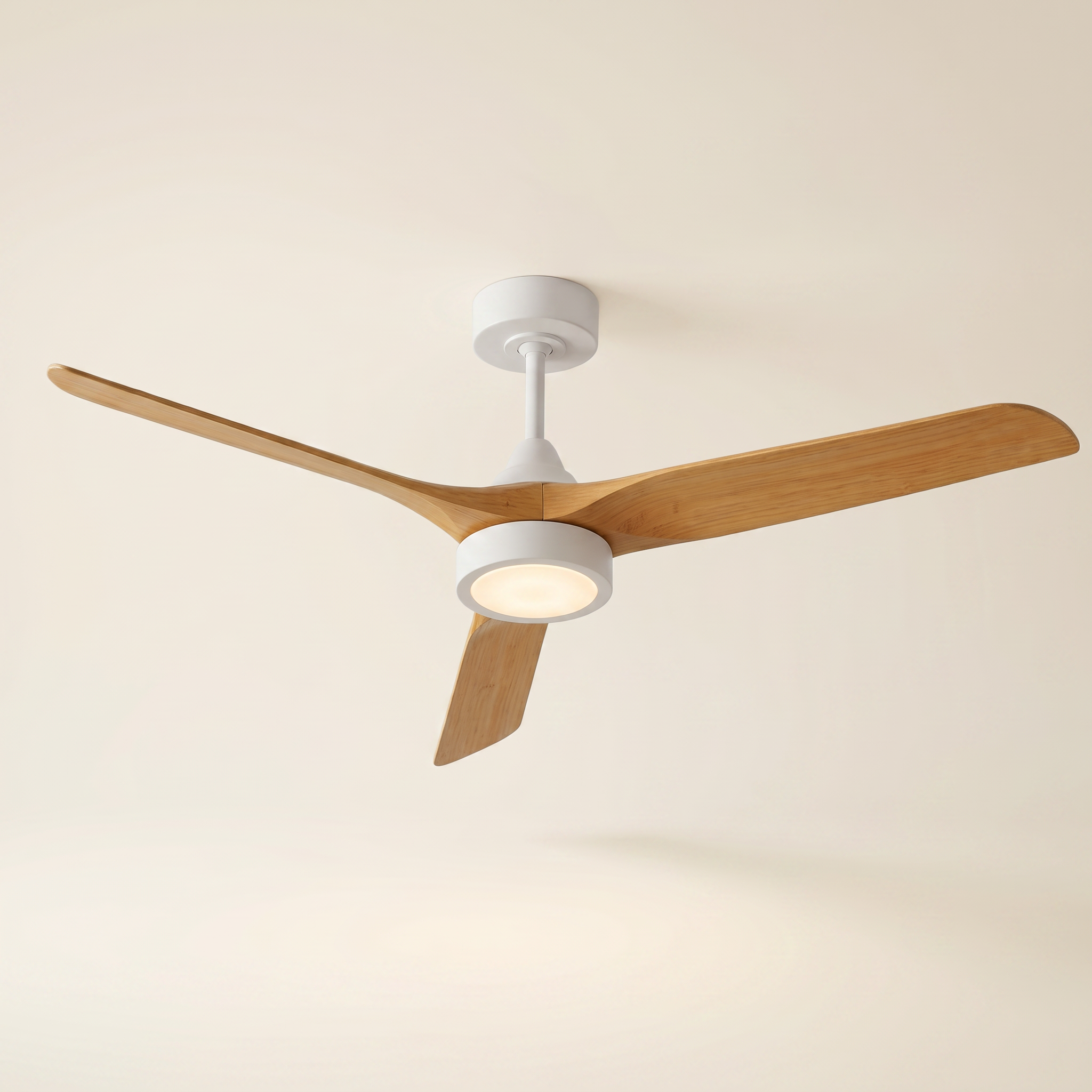 Ventilateur de plafond Alba 3 pales bois clair scandinave, boîtier blanc, LED CCT