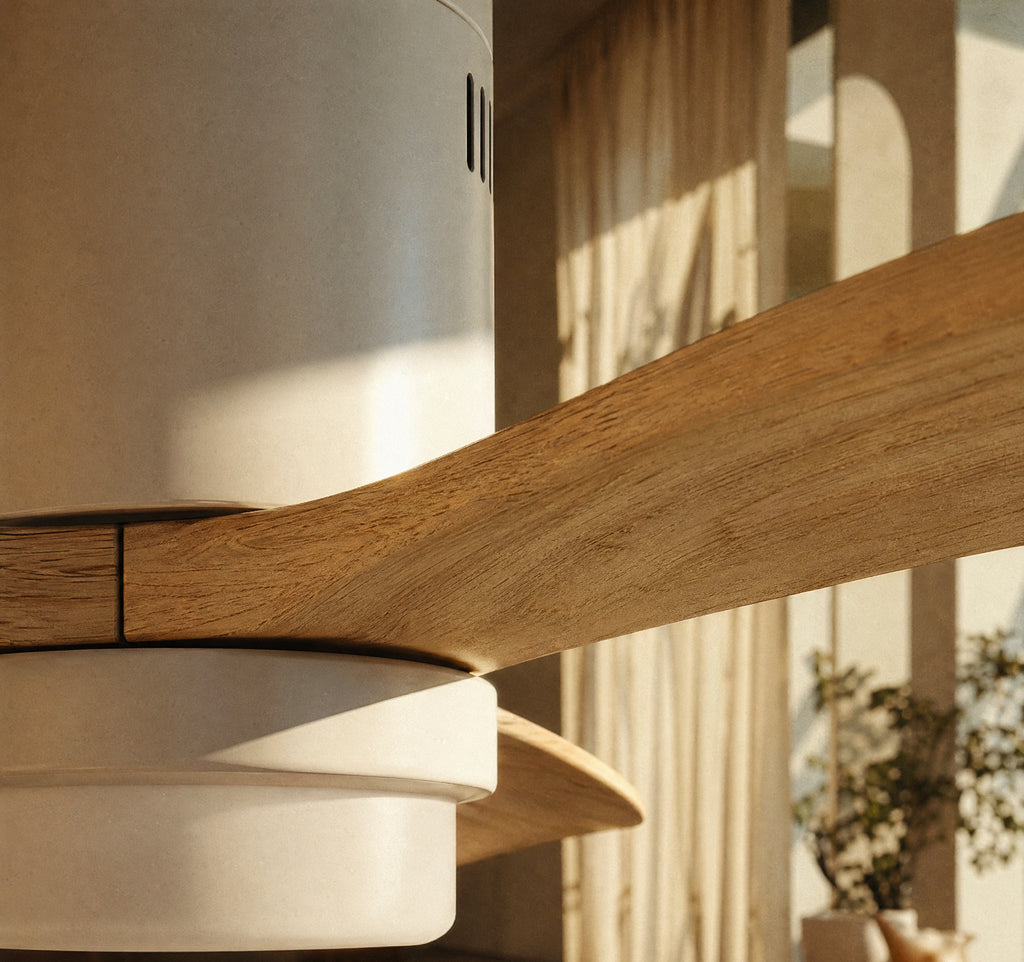 Levant, ventilateur de plafond ultra-plat crème et bois clair, vue 2