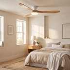 Ventilateur de plafond Cap LED Ivoire, pales bois clair, dans une chambre chaleureuse