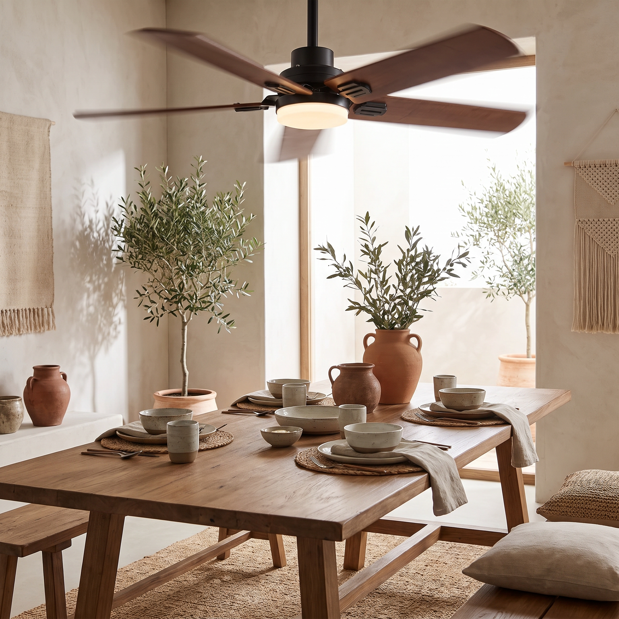 Ventilateur Cyprès en fonctionnement au-dessus d'une table en bois