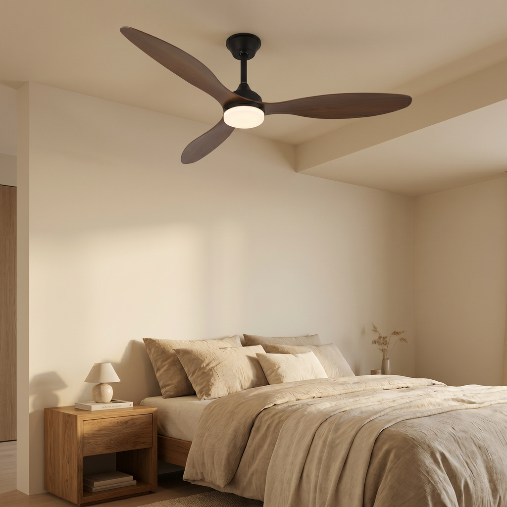Ventilateur Opale noir et bois dans une chambre chaleureuse