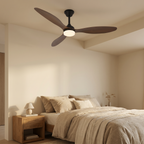 Ventilateur Opale noir et bois dans une chambre chaleureuse