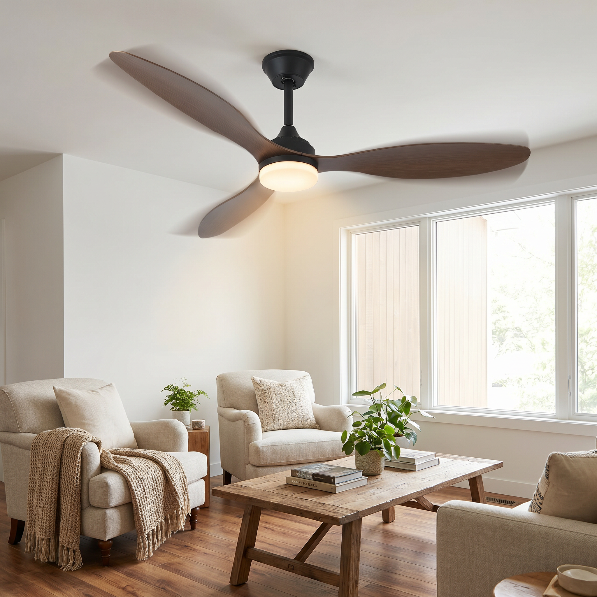 Ventilateur Opale en fonctionnement dans un salon lumineux
