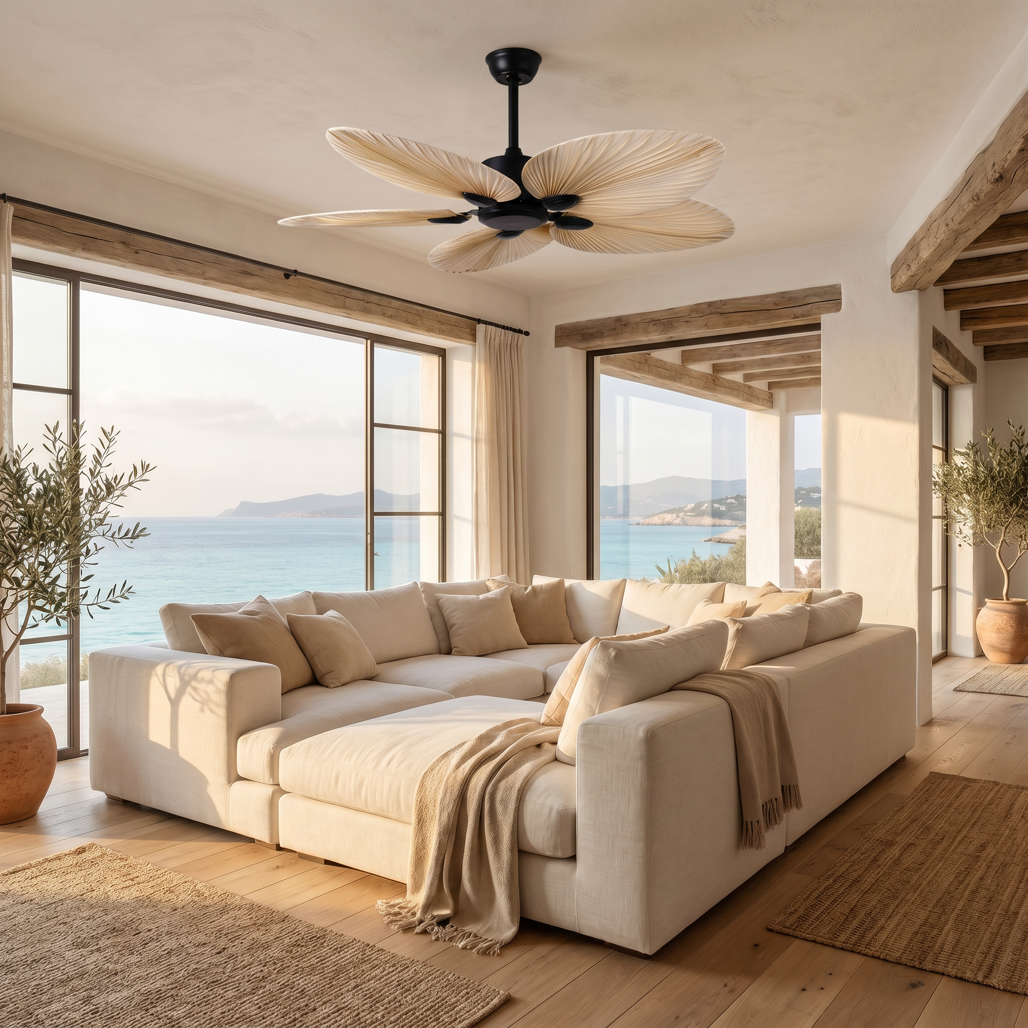 Ventilateur Palma noir dans un salon villa vue mer