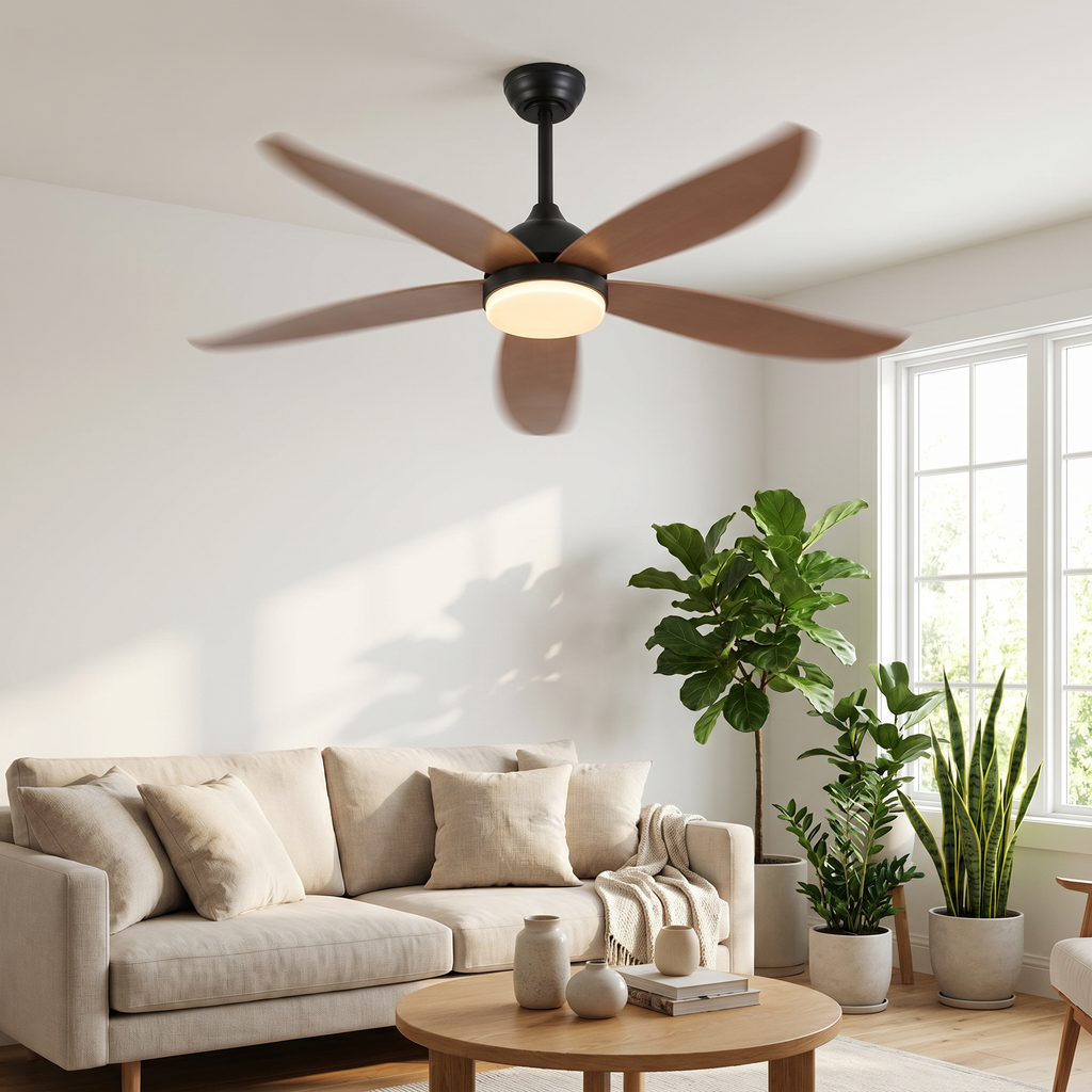 Ventilateur Solstice en fonctionnement dans un séjour lumineux