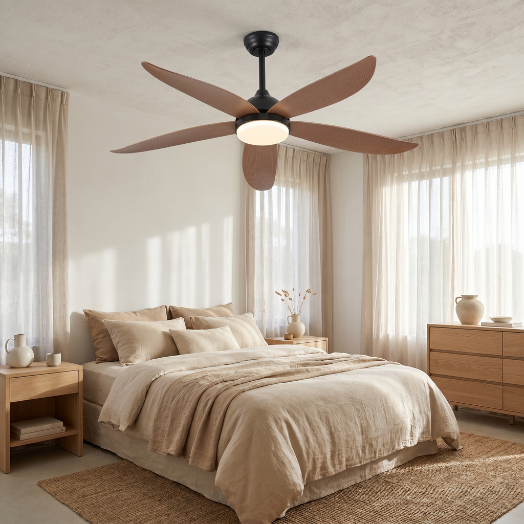 Ventilateur Solstice au plafond d'une chambre en lin naturel, lumière chaude